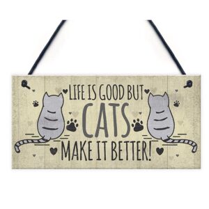Skylt i trä - Life is good but cats make it better